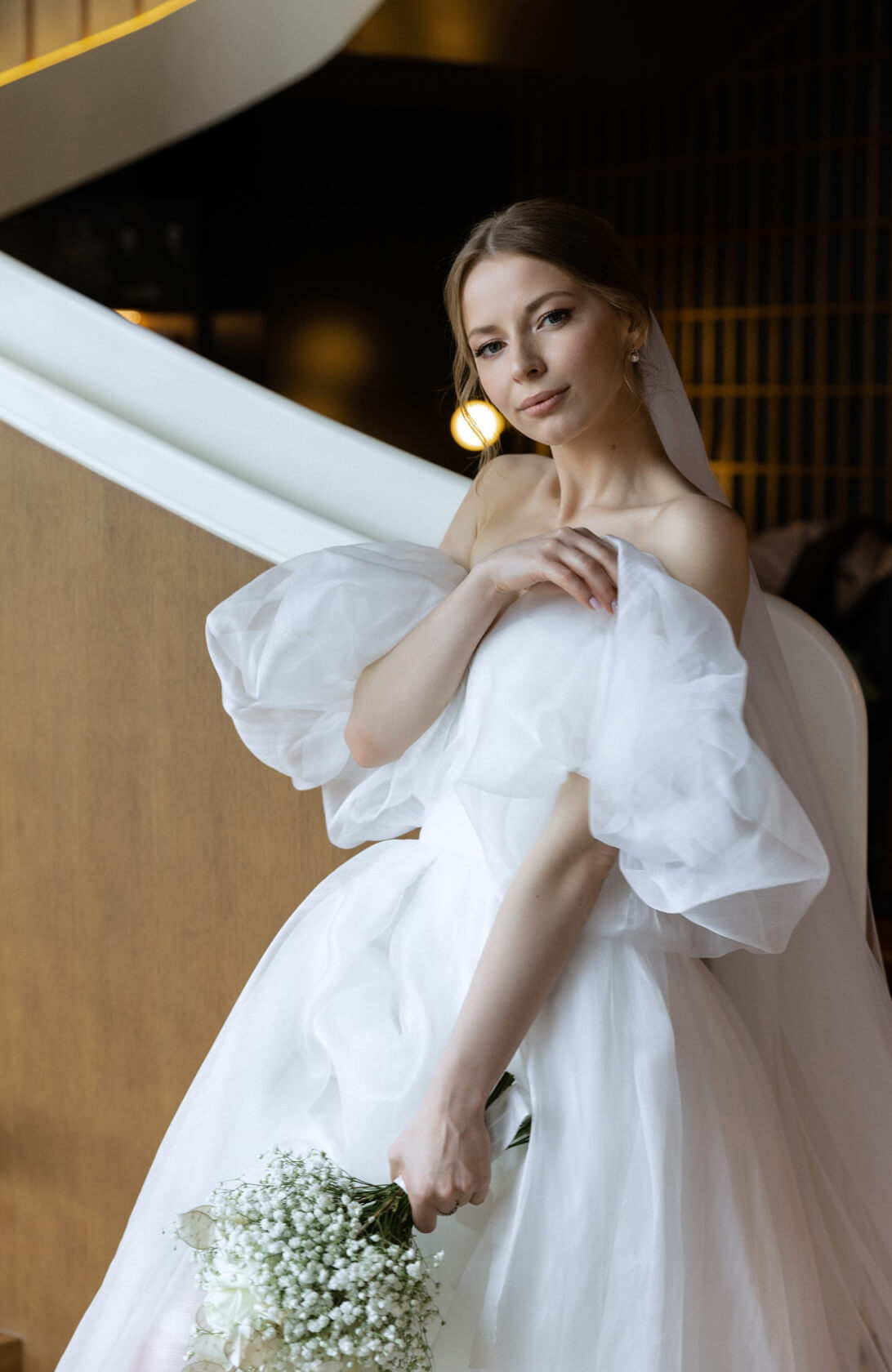 Невеста с букетом в руках