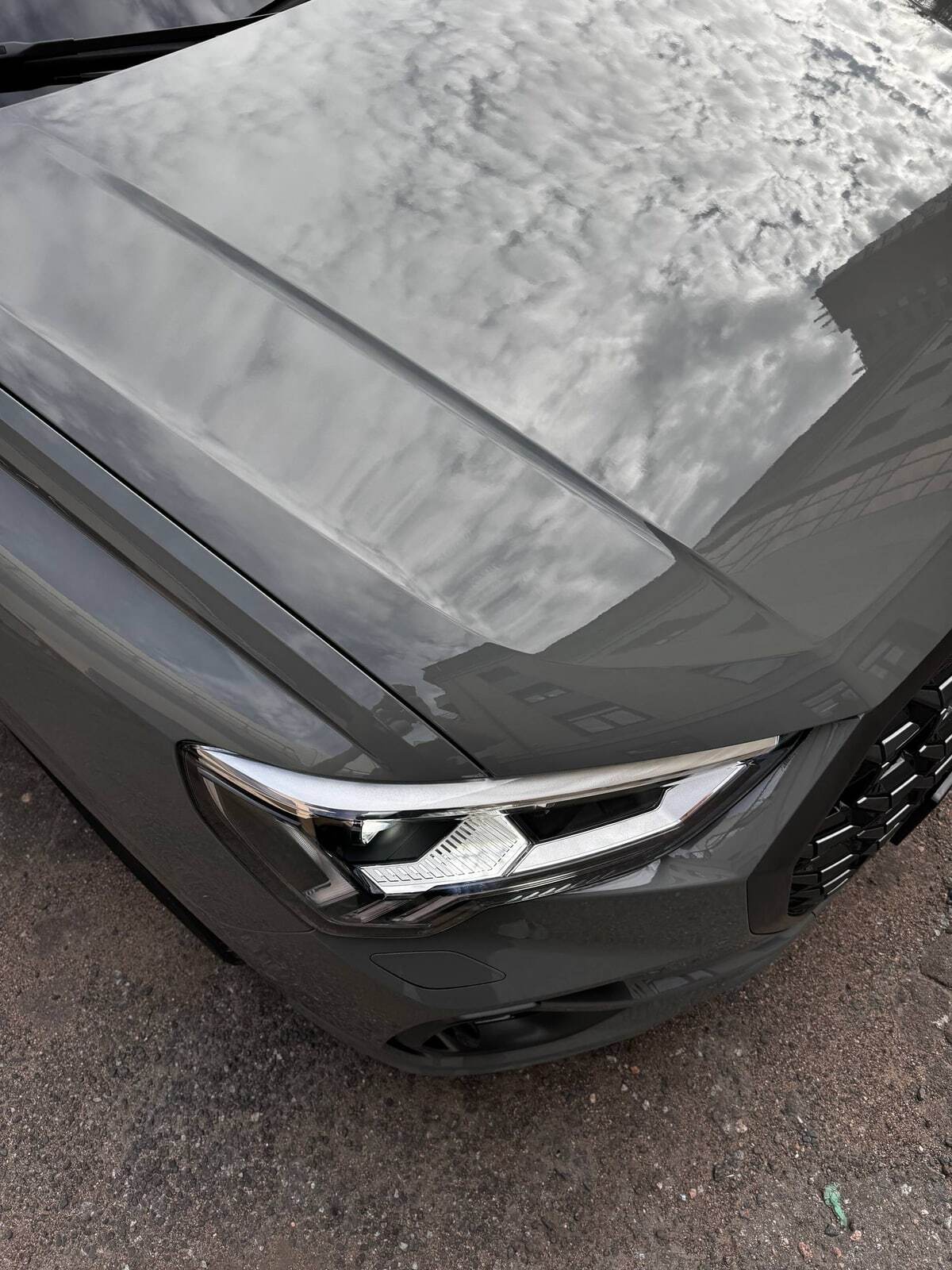 Капот и фара Audi Q3 крупным планом