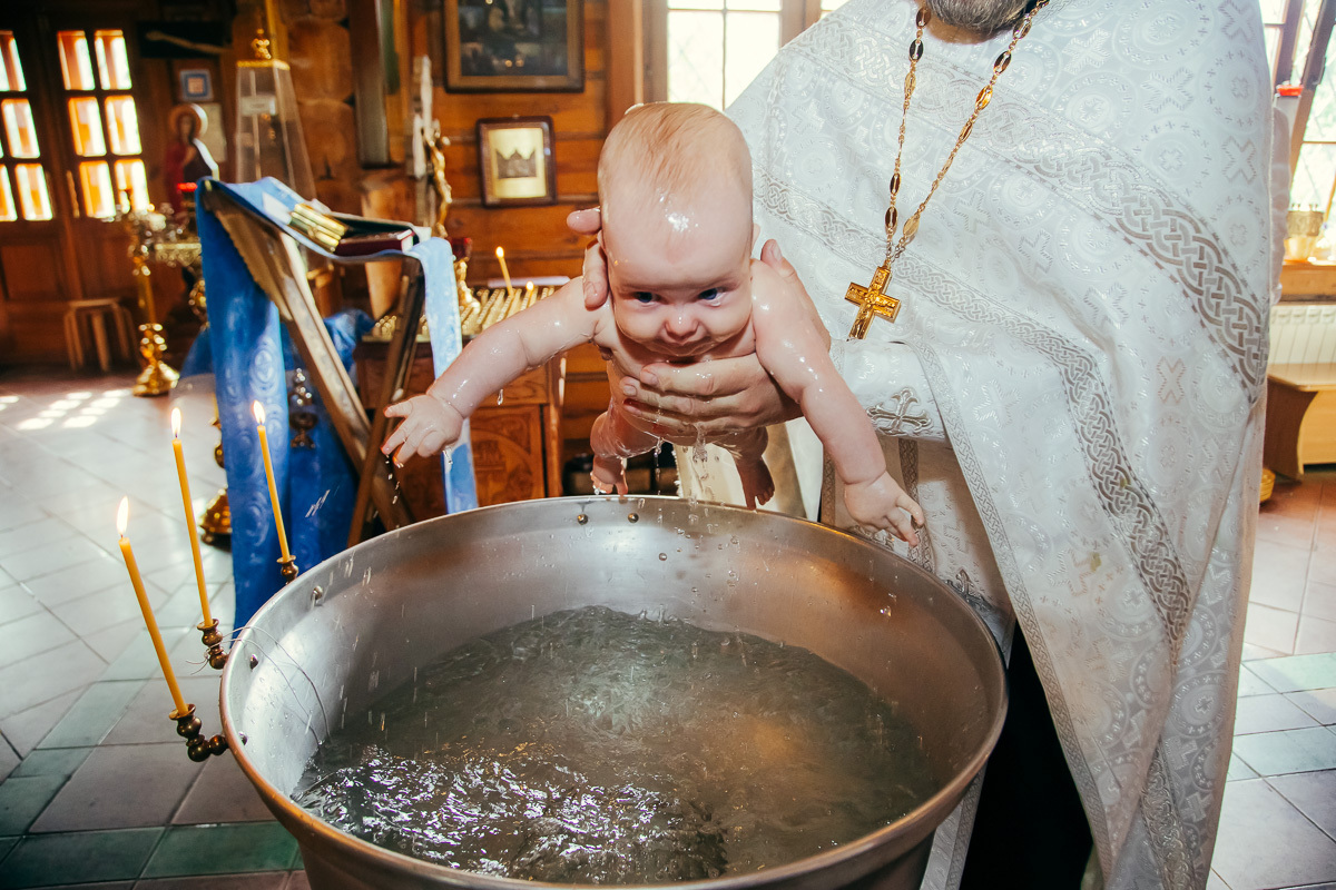 В какие дни крестят детей в православной. Крещение ребенка. Обряд крещения. Крещение детей в церкви. Фотосессия крестин в храме.
