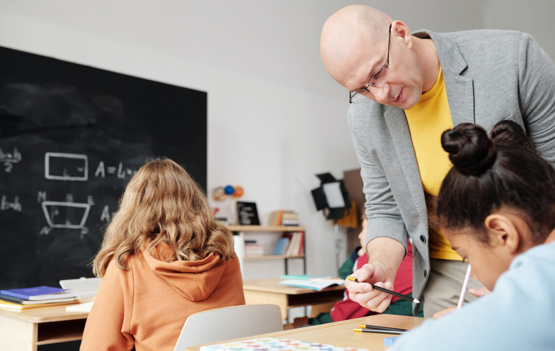 лысый мужчина в очках что-то объясняет