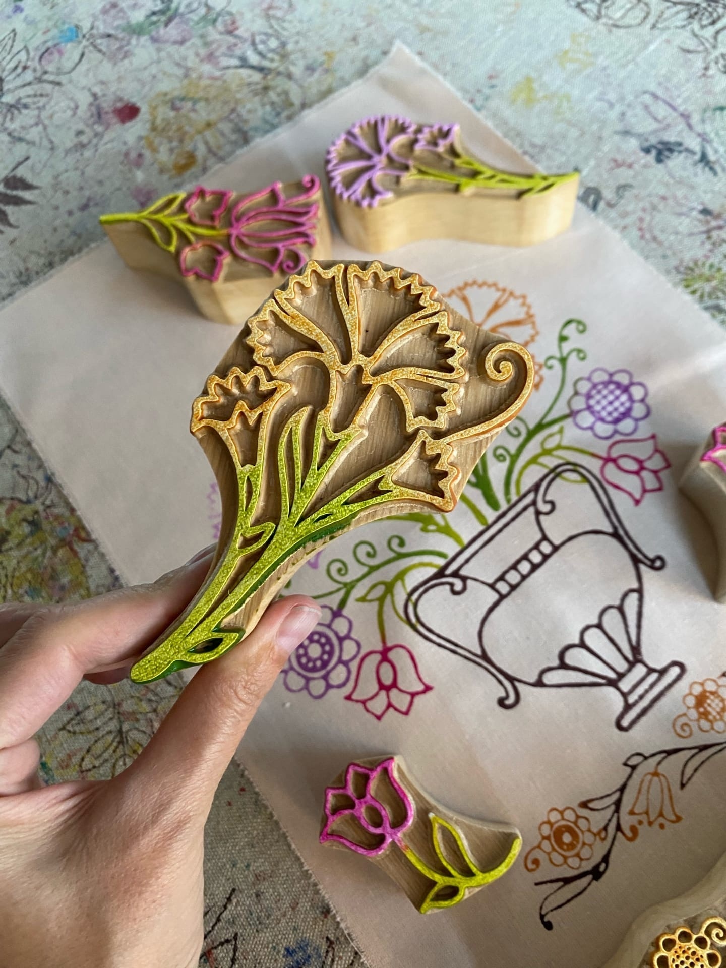 Курс ручной работы. Мастер-класс по изготовлению украшений. Курсы шитья кожаных изделий в новосибирске. Глина ручная лепка. Сочинский художник керамист.