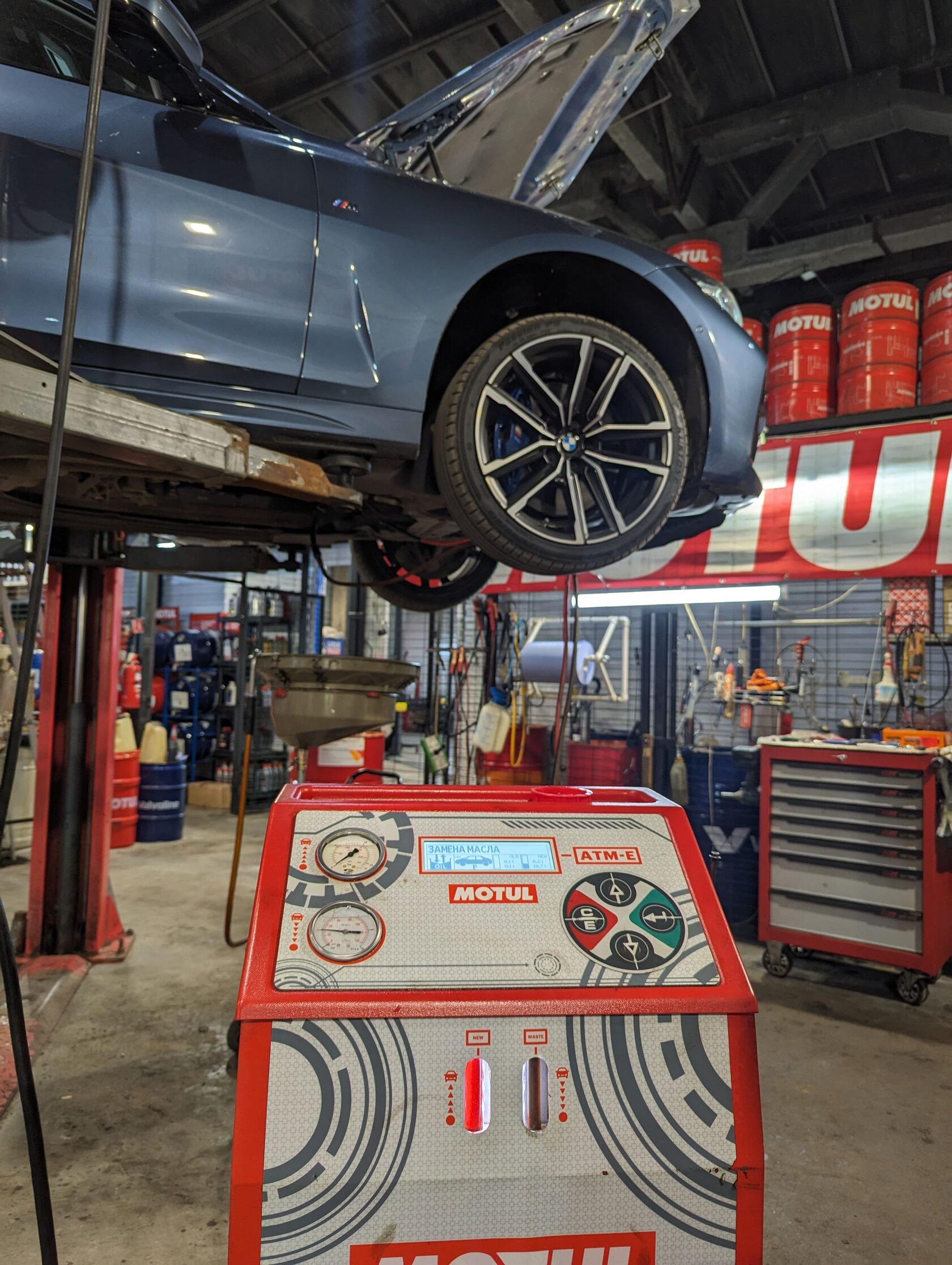 Заполнение маслом Установленный новый поддон АКПП ZF 8hp51x