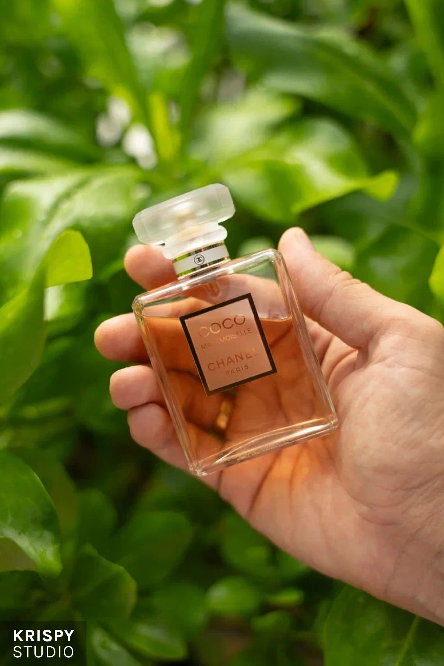 Фотосессия бизнес-леди на фоне океана, роскошный ресторан