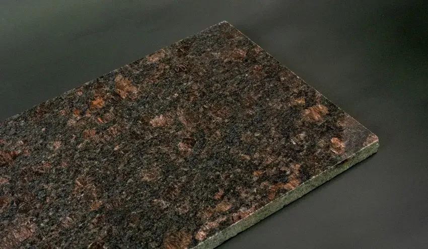 Гранит Coffee time с бордовыми