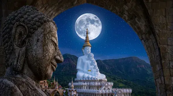 Каменная фигура и полная луна