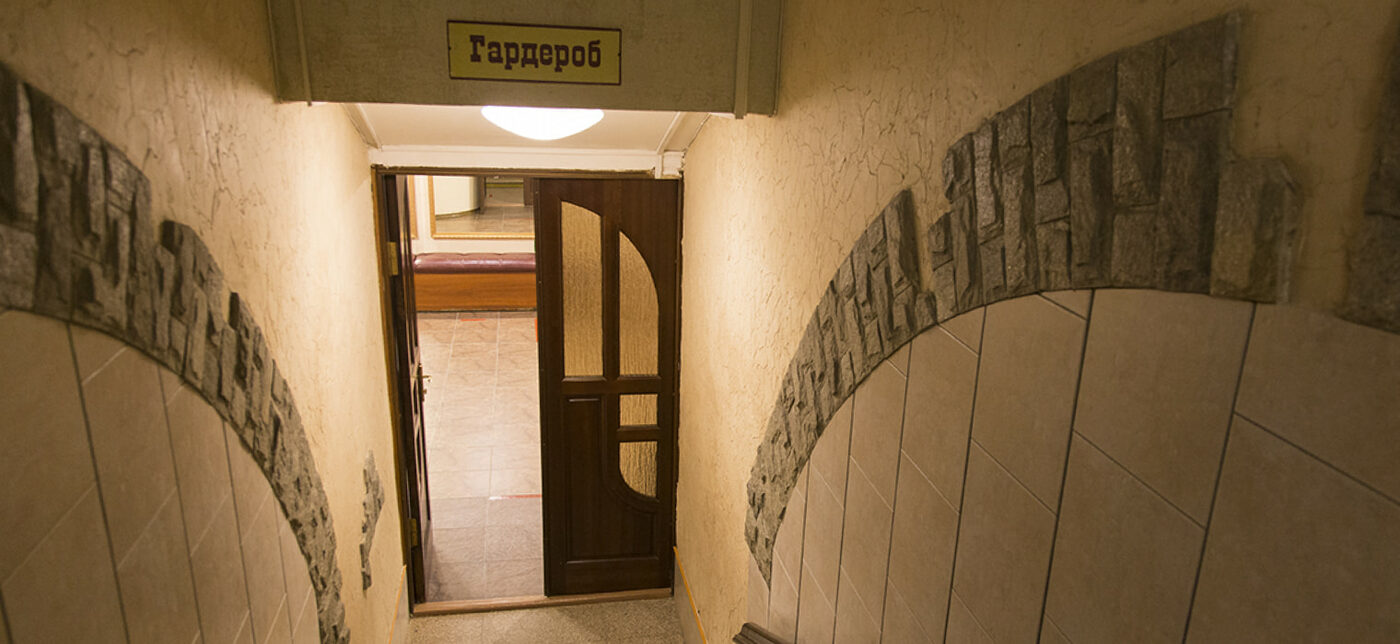 Лестница и вход в гардероб музея