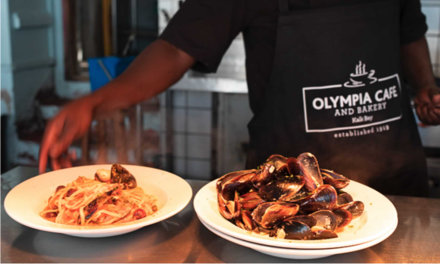 Olympia Cafe в Kalk Bay: интерьер не старается впечатлить, зато тарелки умеют. В маршрутах Maiden Travel такие места ценны именно своей настоящестью. Фото: Olympia Cafe
