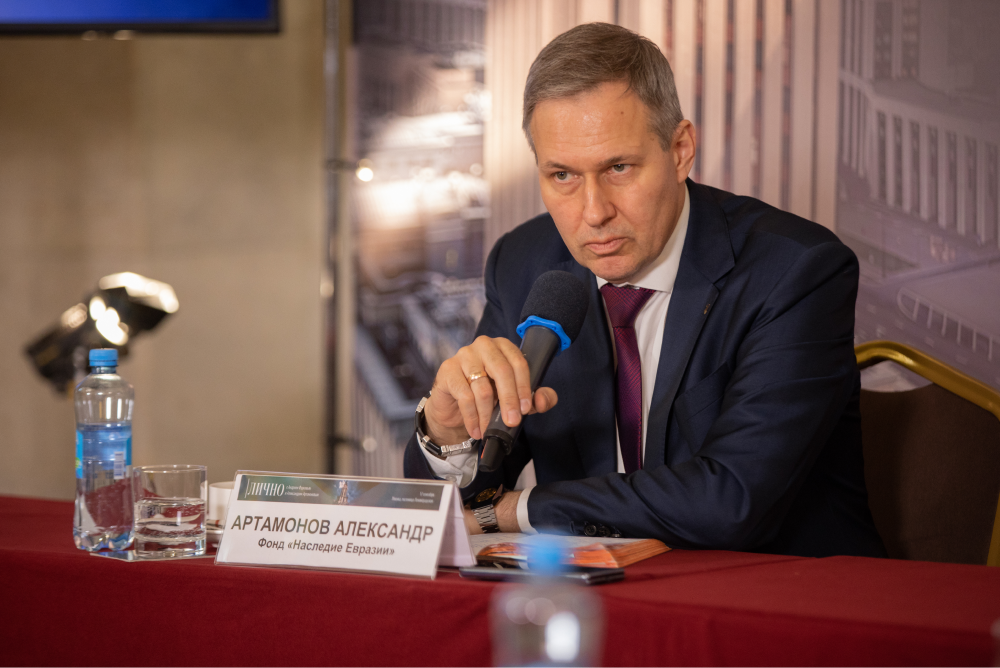 Александр Артамонов