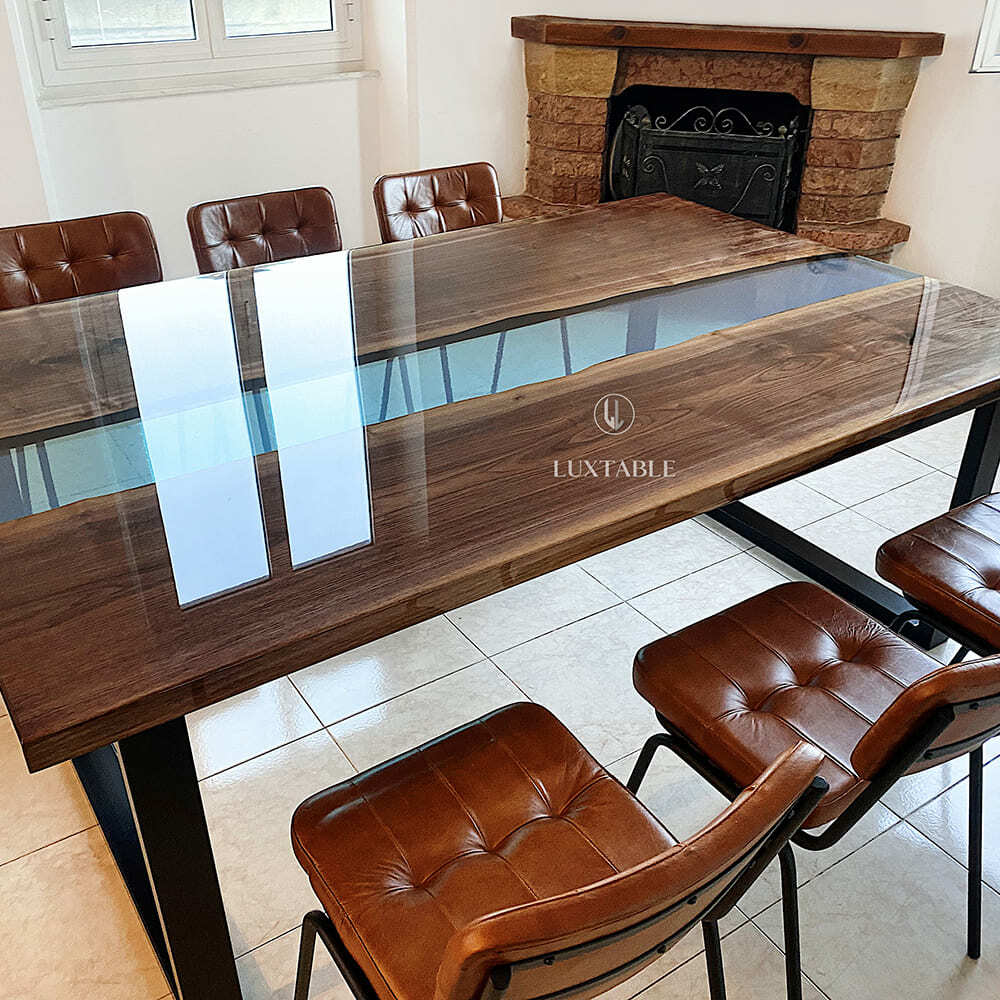 Epoxidharz Tische Alagoas aus europäischem Nussbaum und hellblauem Epoxidharz mit Metallic Effekt