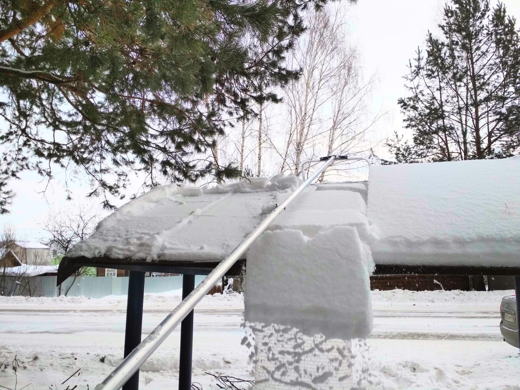 Зачем убирать снег с крыши