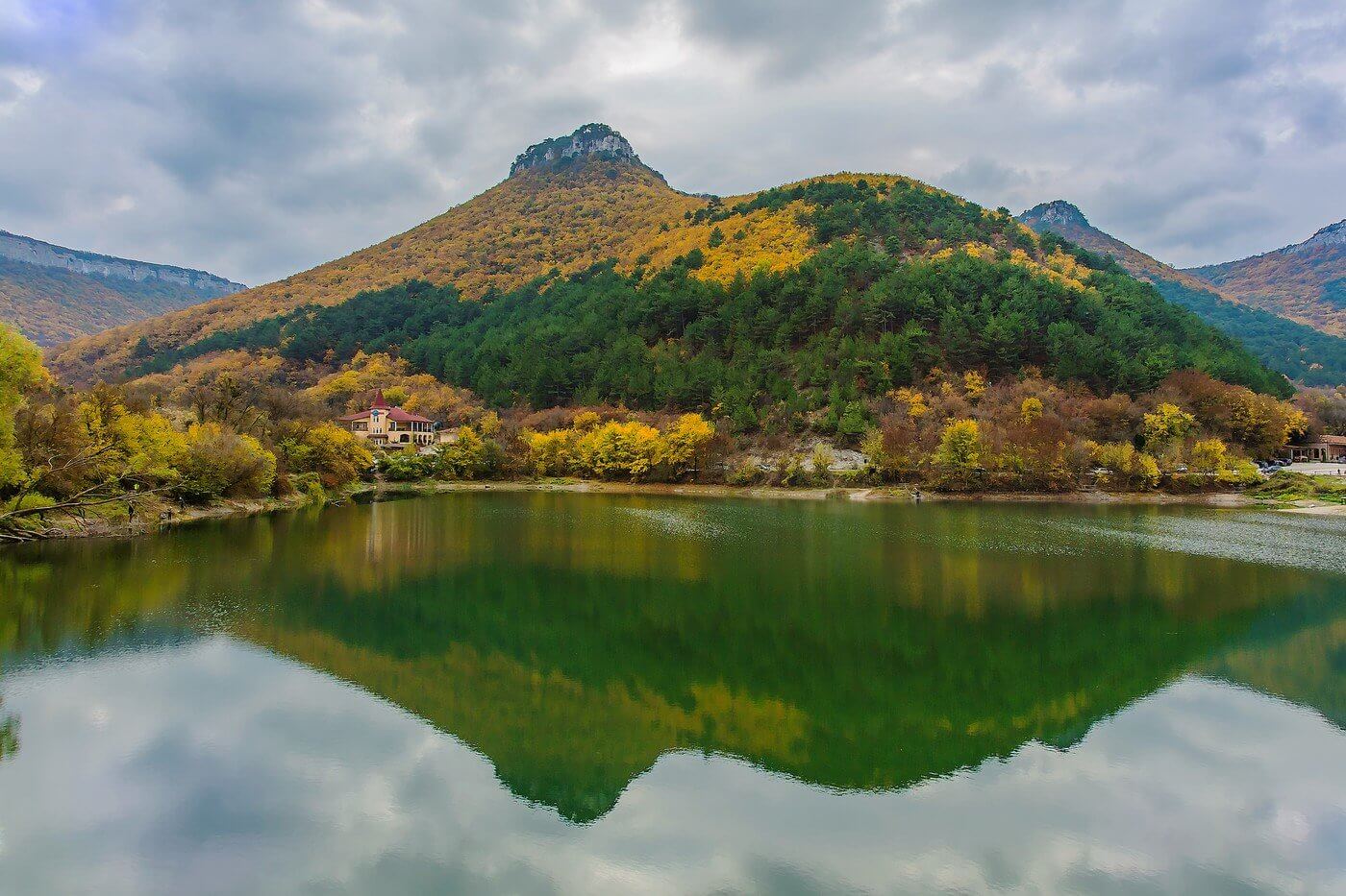 Мангуп кале в крыму. Мангупское озеро в Крыму. Мангупское озеро Бахчисарай. Девичье озеро Мангуп. Бахчисарай Мангуп Кале.