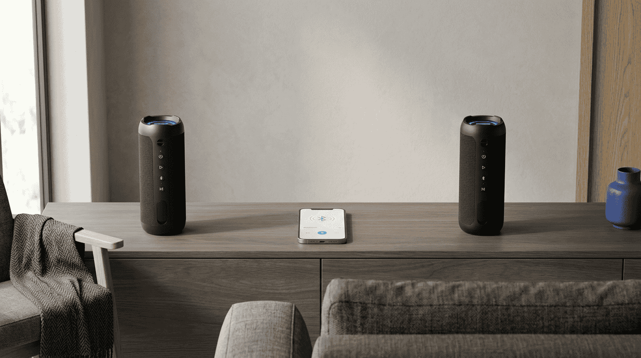 Две одинаковые Bluetooth-колонки MEG подключены к одному смартфону в режиме TWS