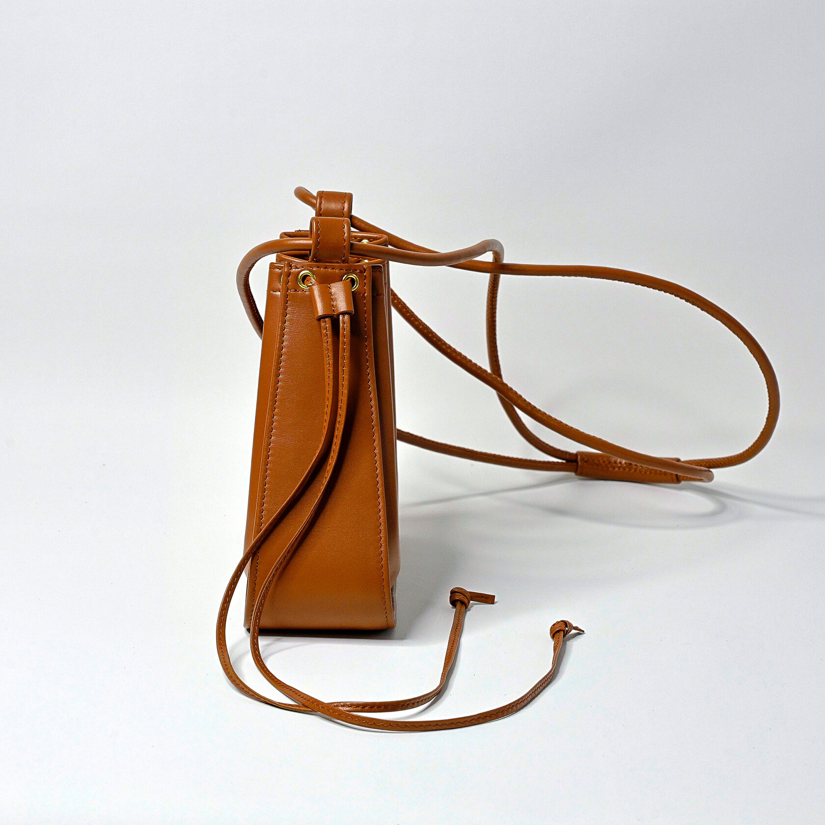 дизайнерская сумка Drift mini архитектурной формы карамельного цвета из натуральной кожи премиум качества