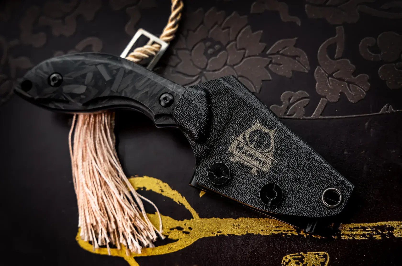 Hammy Elmax carbon fixed blade in hand
