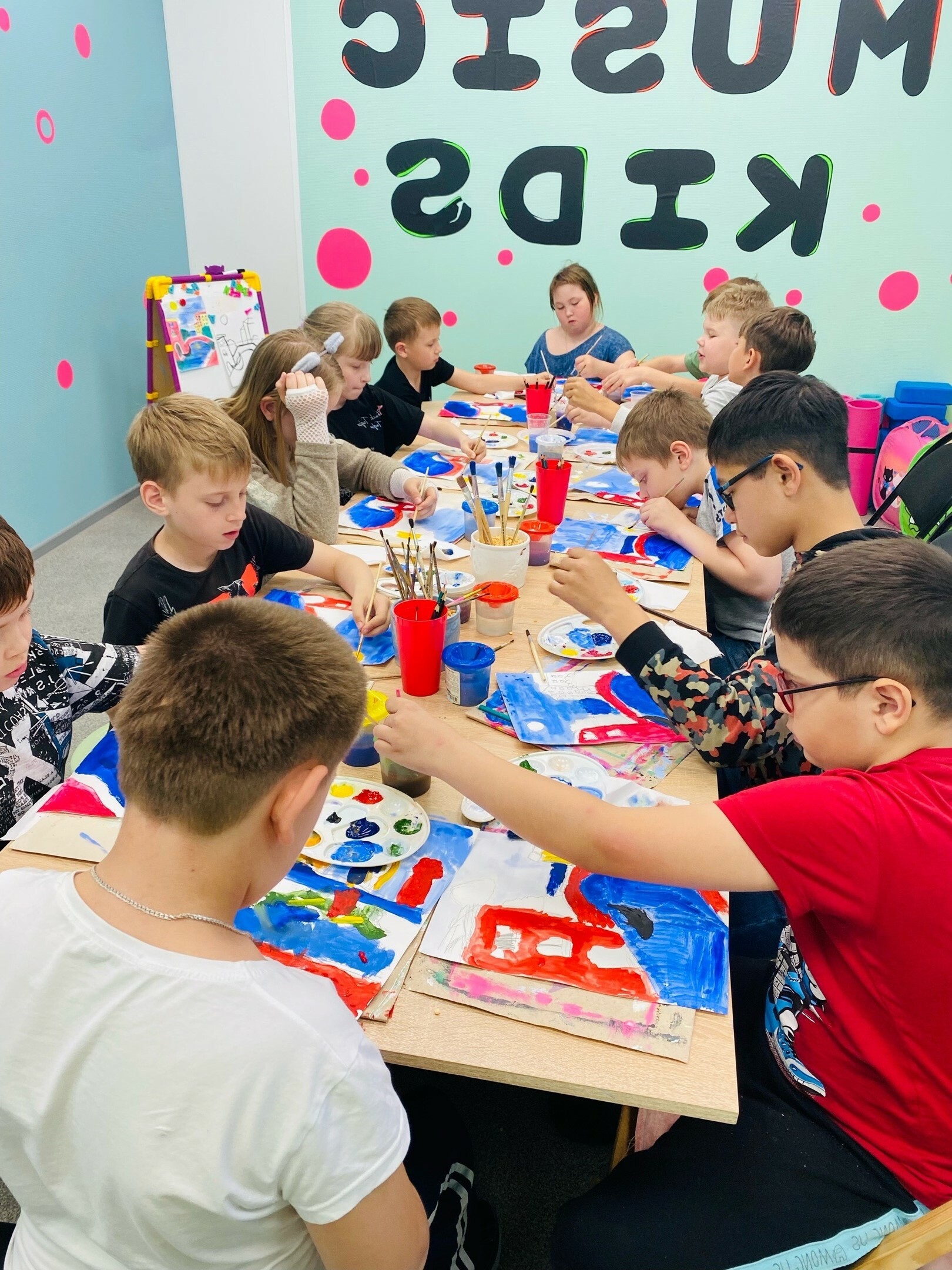 дети на творческом мастер классе в городском летнем лагере