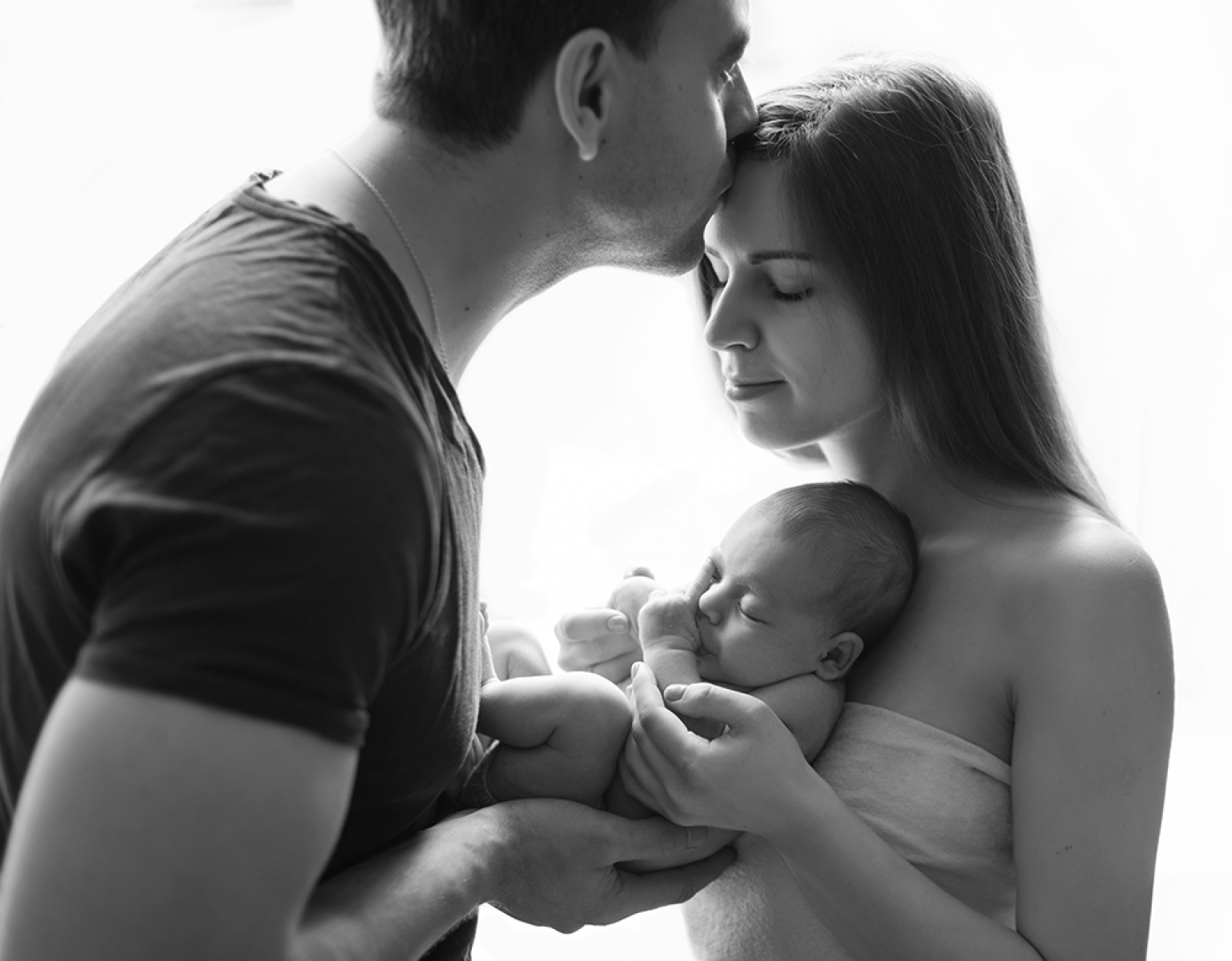 фотосессия с новорожденным и мужем в студии