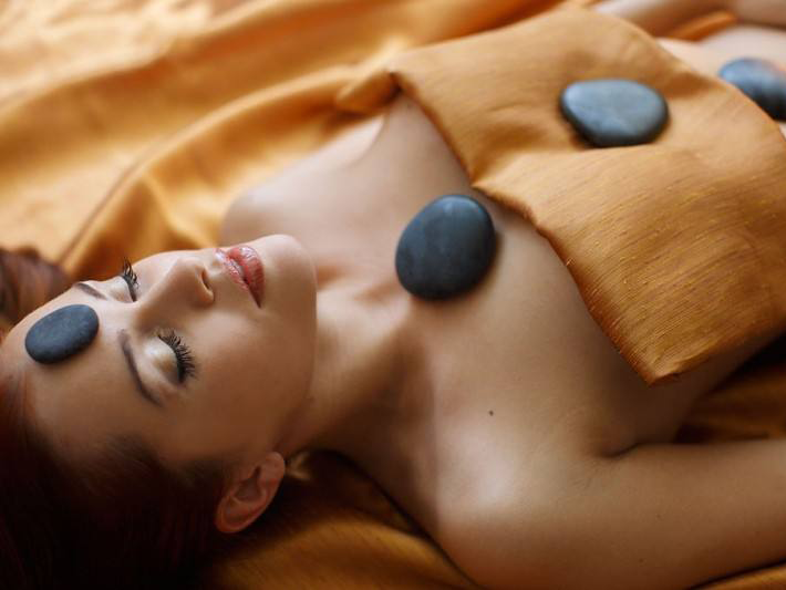 фото парня и девушки на романтическом свидании в публичном месте