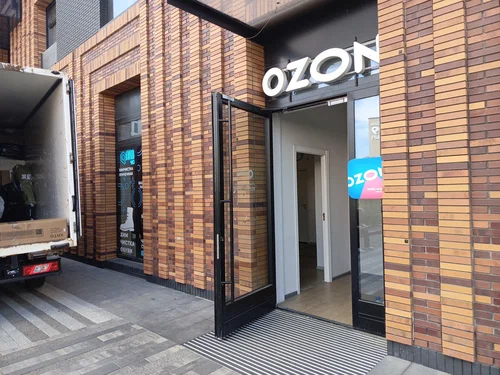 Общий вход в химчистку и пункт выдачи OZON