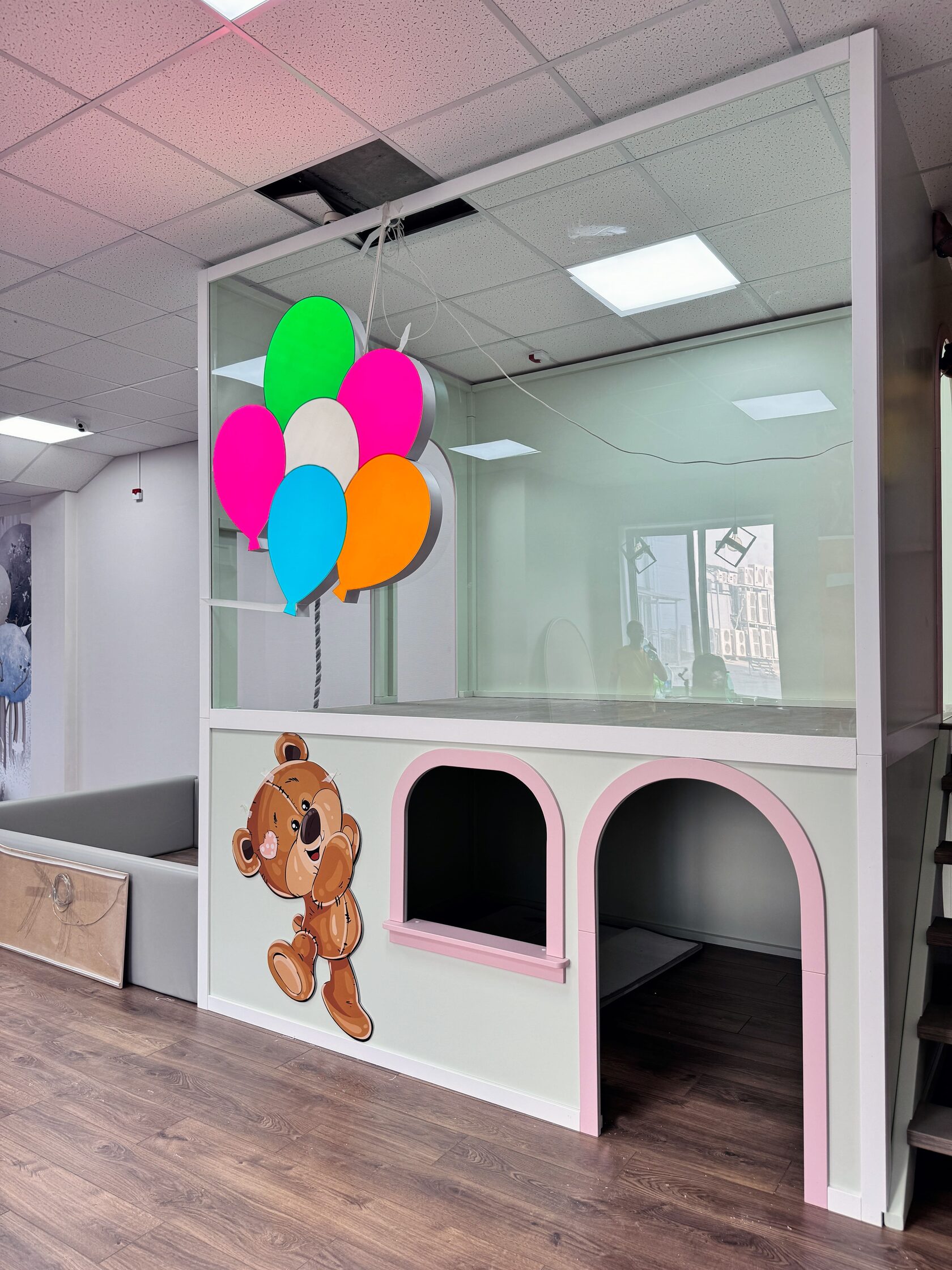 Деревянный игровой домик в детской игровой зоне