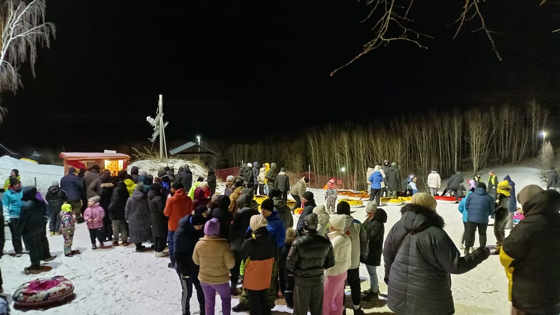 Подростки на горнолыжном склоне: лыжи и сноуборд