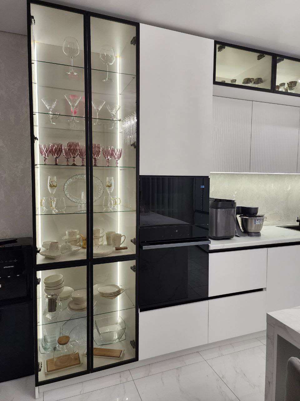 Кухня на заказ Краснодар — рабочая зона, газовая варочная, мраморный фартук