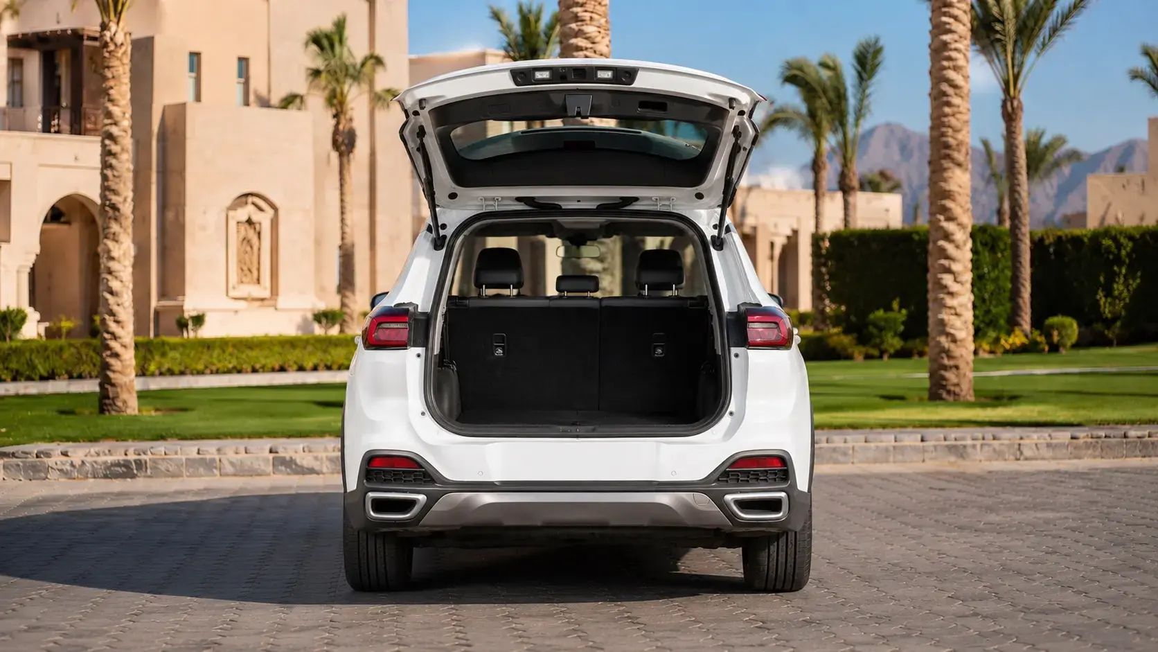 Белый Chery Tiggo 8 — вид сзади с открытым багажником
