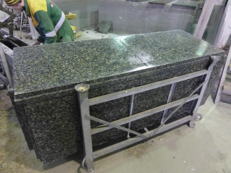 Зеленая гранитная столешница Green time в кухонном интерьере