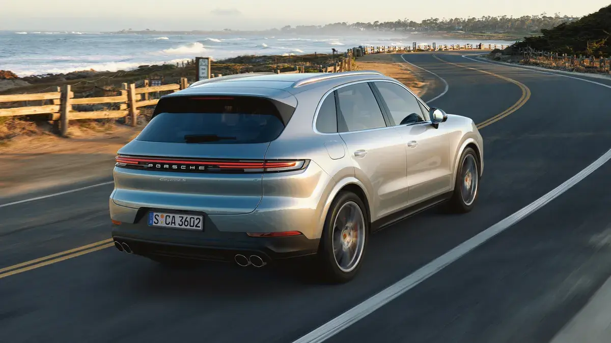 Porsche Cayenne S на прибрежной дороге, вид сзади и сбоку, иллюстрация производителя