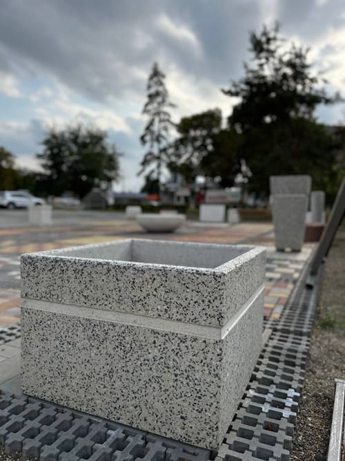 Большая ваза под клумбу из гранита