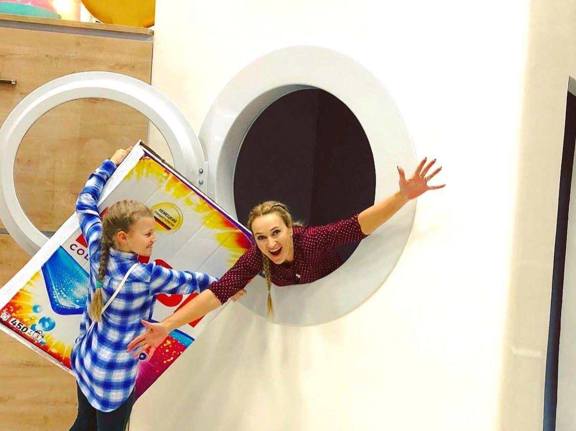 фото парня и девушки на романтическом свидании в публичном месте