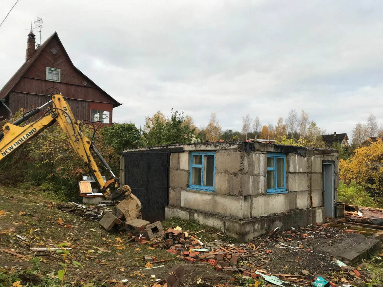 Демонтаж хозпостройки экскаватором