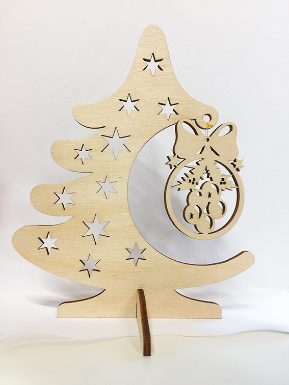 Елки с новогодними игрушками из фанеры