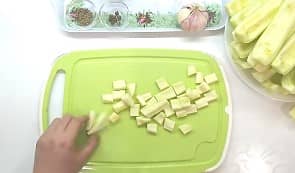 Приготовление маринованных кабачков «как грибы» на зиму: шаг 3