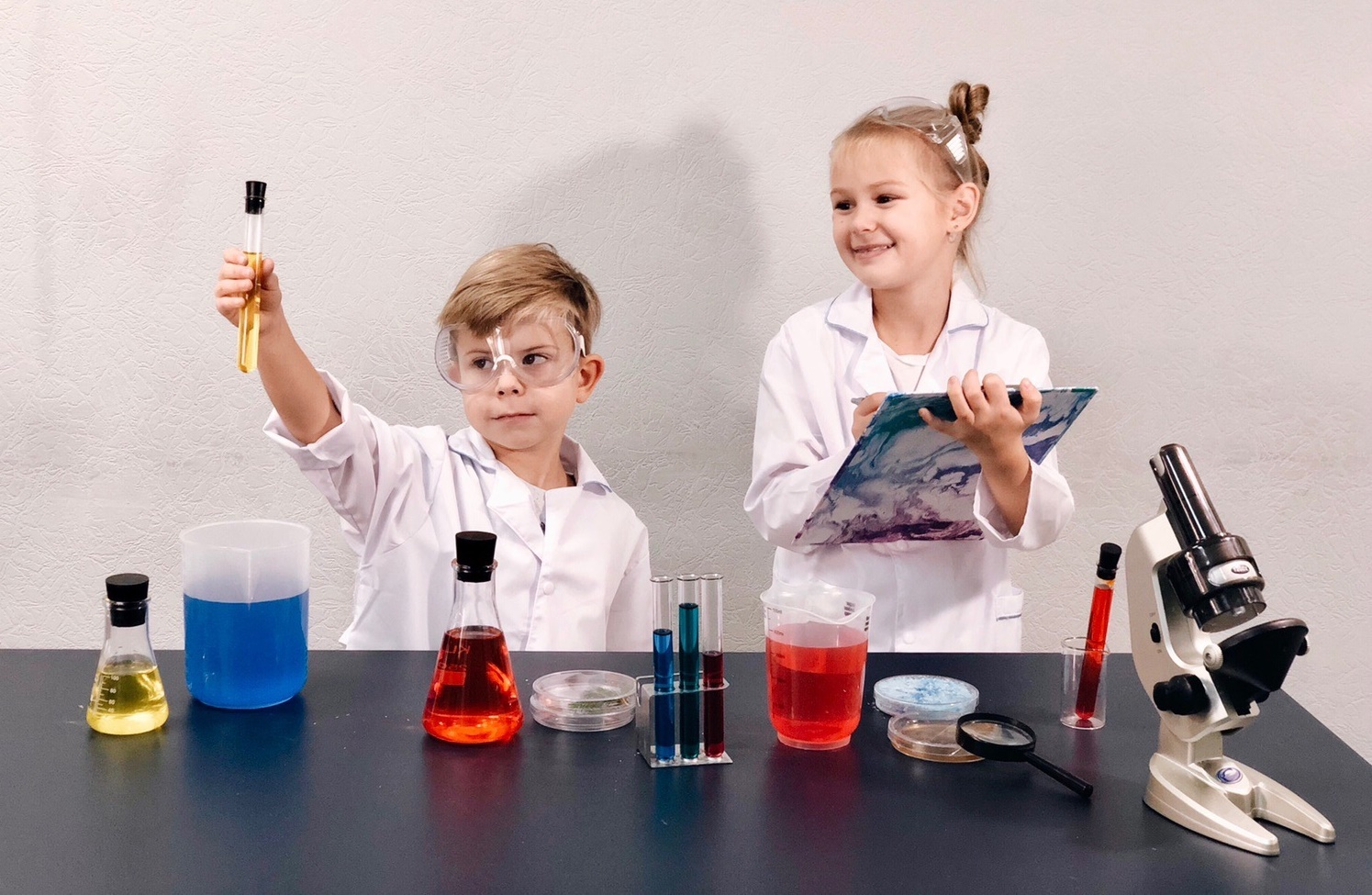Какие опыты провести с детьми. Научные опыты для детей. Лаборатория для детей. Химические опыты для детей. Химия опыты для детей.