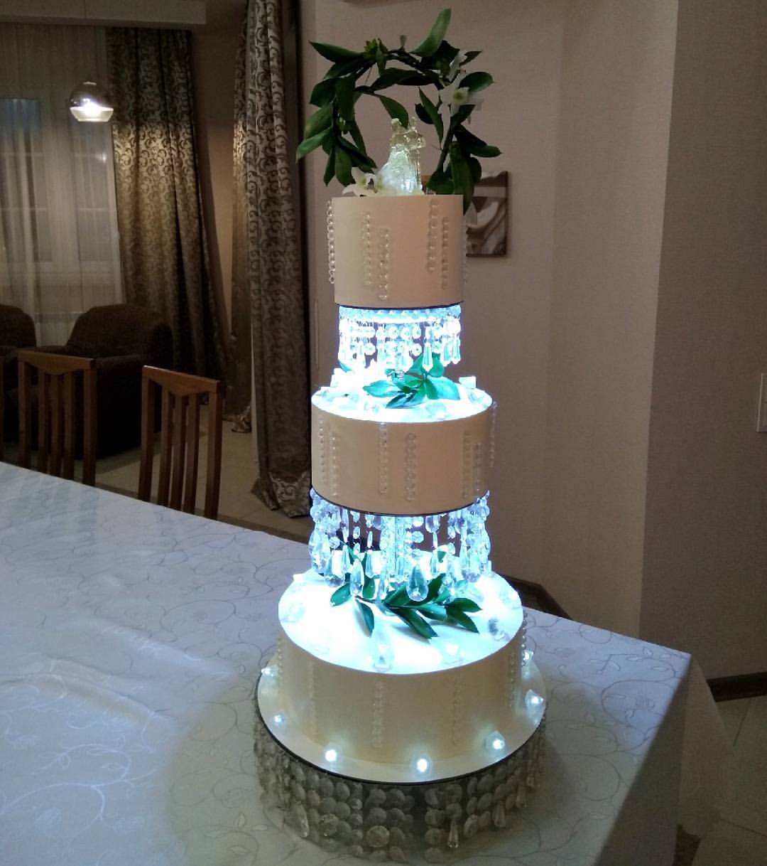 Межярусный или. Торт с подсветкой. Торт Хрустальный с подсветкой. Межъярусные подставки с подсветкой для свадебного торта. Торт с хрустальной карамелью.