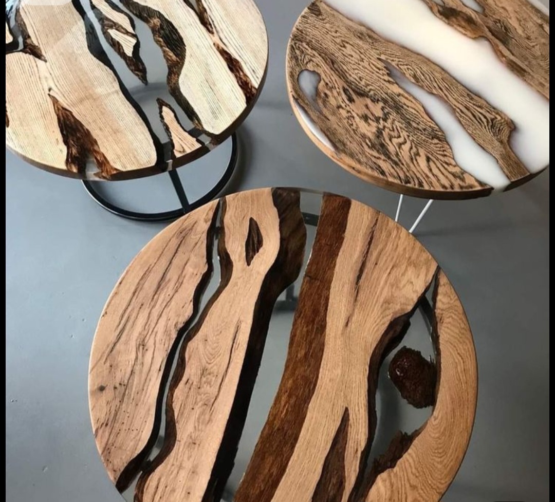 Журнальные столы из эпоксидной смолы и дерева ближний план