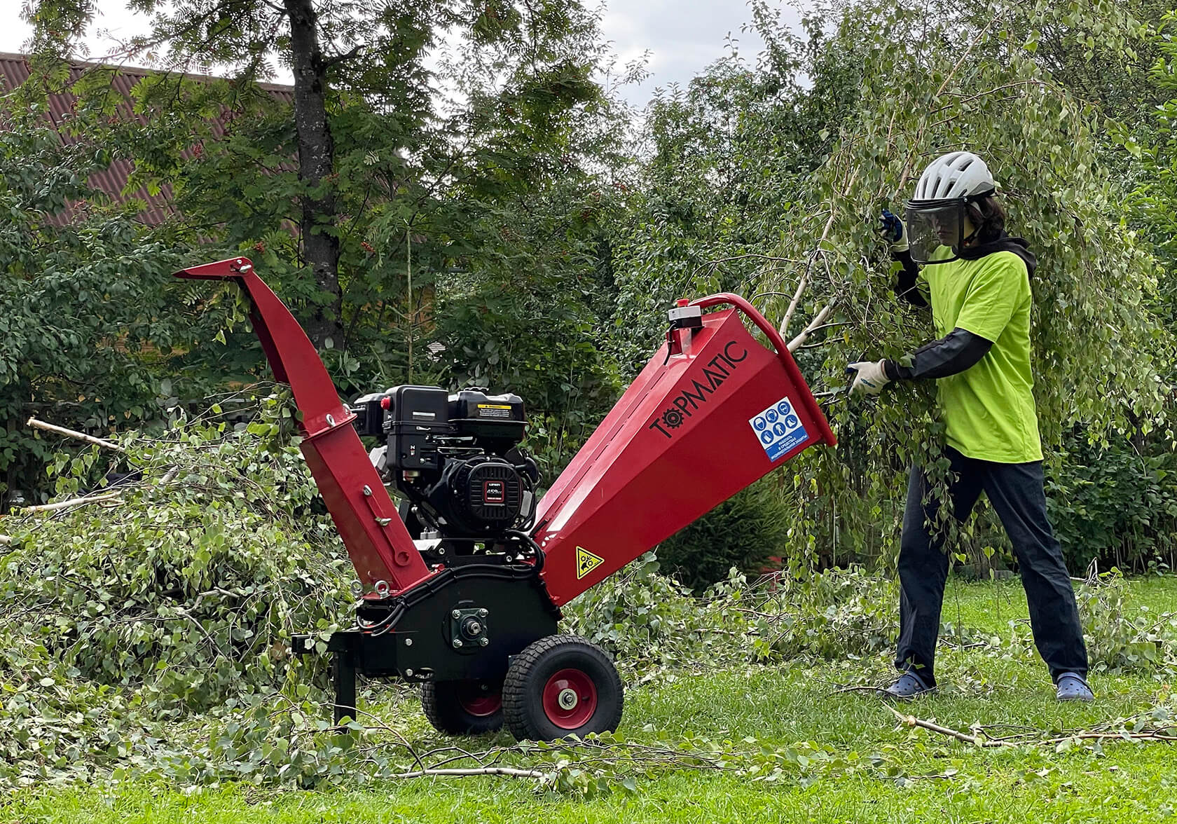 удаление сухих ветвей в целях безопасности — сухие ветки могут обрушиться, причинив вред коммуникациям, автомобилям, зданиям, людям; удаление больных веток — своевременное устранение поможет сохранить здоровье растения и продлить его жизненный цикл.