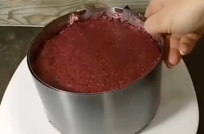 Приготовление слоёного салата со шпротами и свеклой: шаг 10