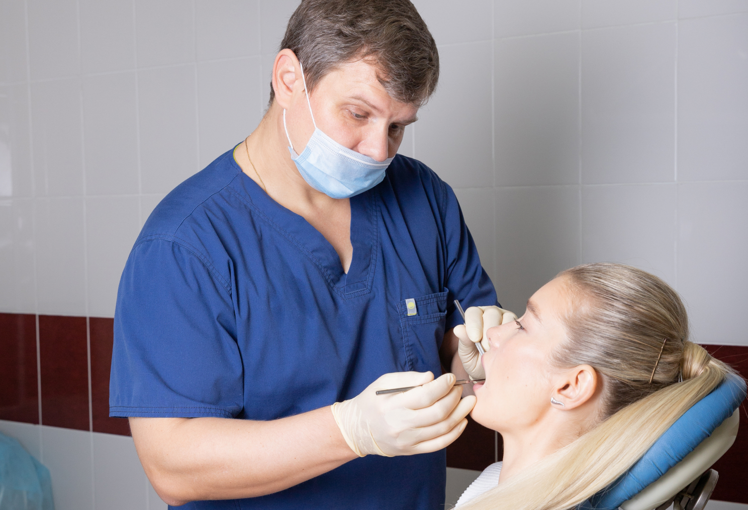 зубной врач. стоматолог ортопед. стоматолог. стоматолог с микроскопом. работают стоматологи в москве.