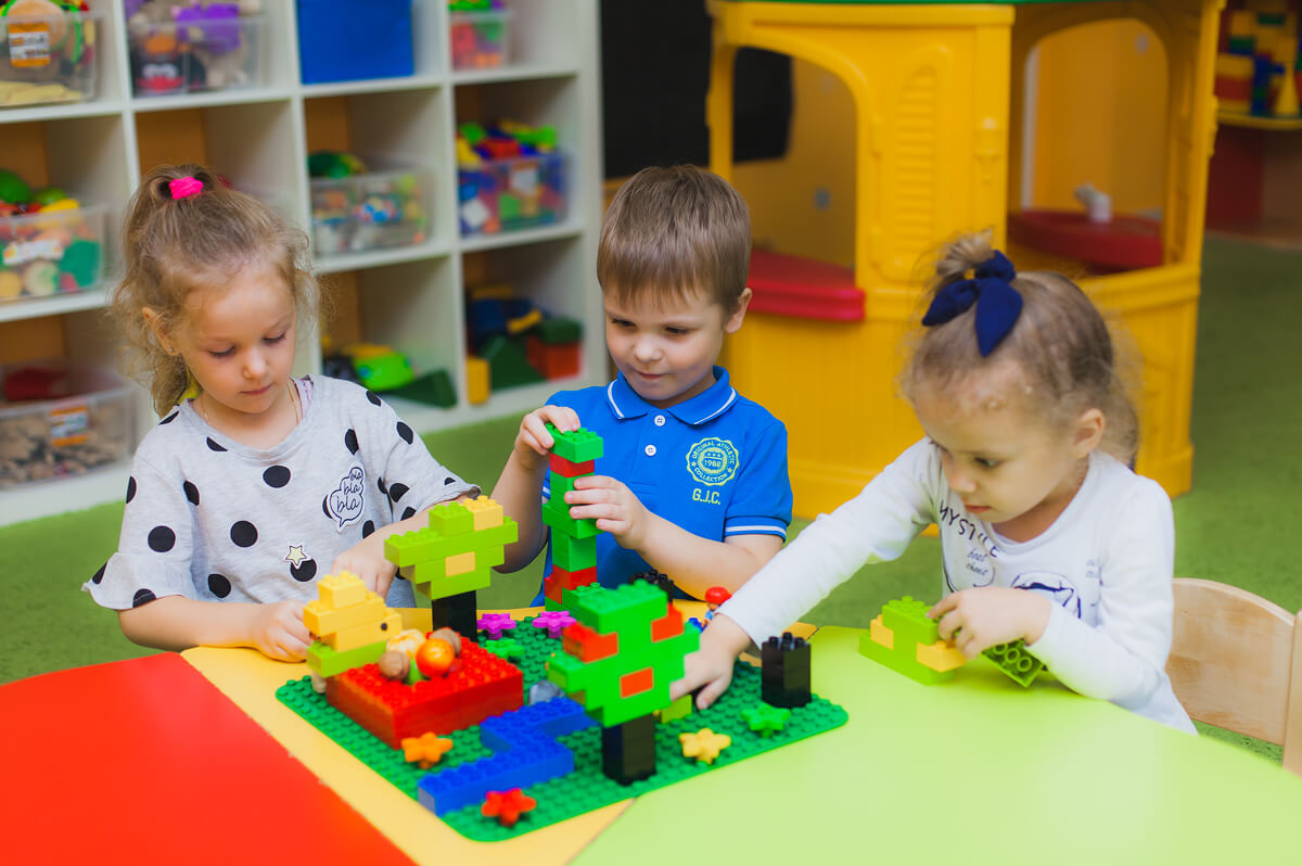 Картинка ребенок конструирование