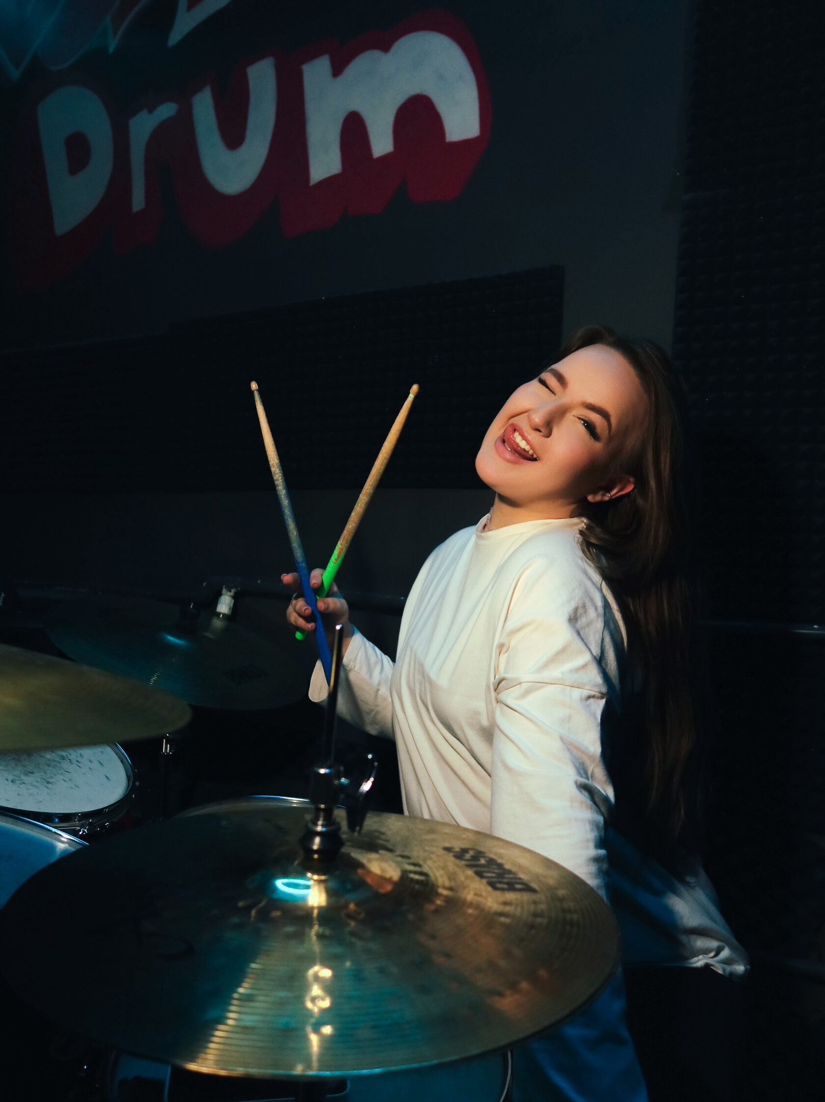 Педагог по вокалу Полина Лисина проводит занятие в студии Вокал Всем