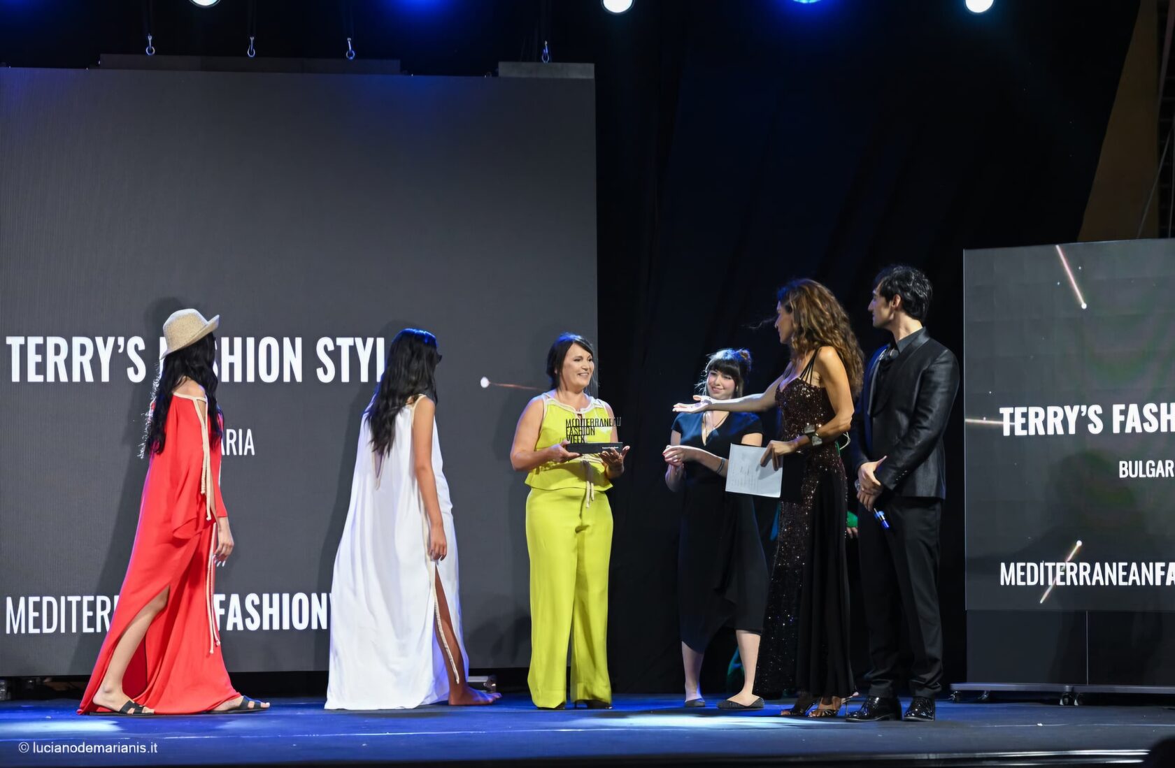 Тери Караиванова приема награда на Mediterranean Fashion Week 2026