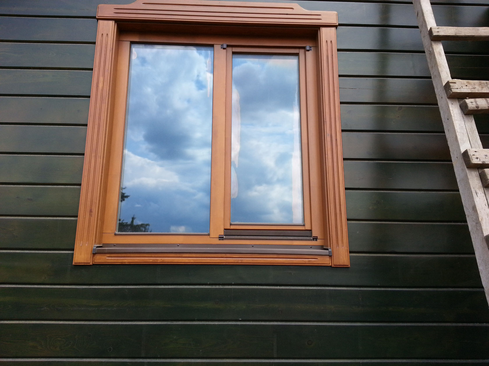 Установленное окно из клееного бруса