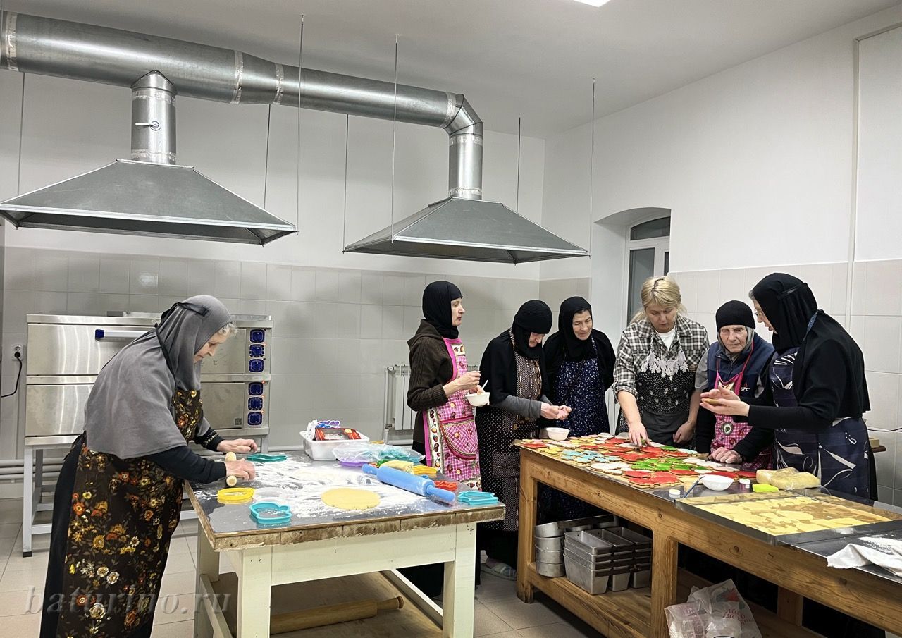 В монастырской пекарне прошел сладкий мастер-класс: сестры освоили искусство зефиросендвичей