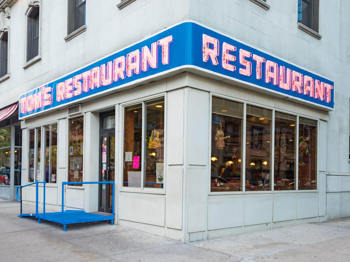 Двухсторонний короб на углу здания для ресторана