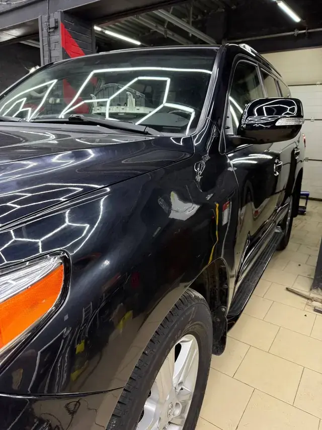 Чёрная Toyota в студии
