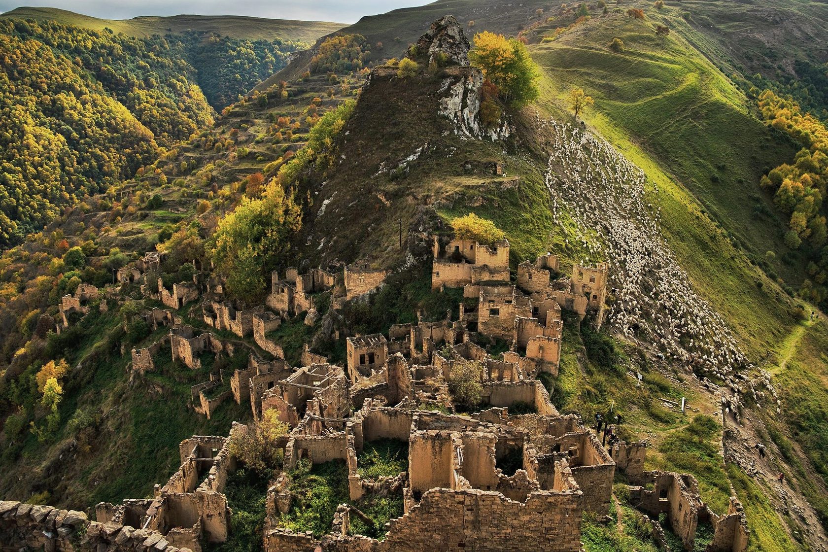 Красивый аул. Село-призрак Гамсутль. Село призрак в Дагестане Гамсутль. Аул Гамсутль Дагестан. Дагестан заброшенный аул Гамсутль.