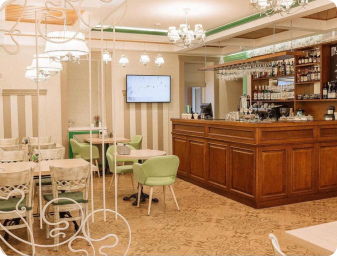 основной зал семейного ресторана Астория