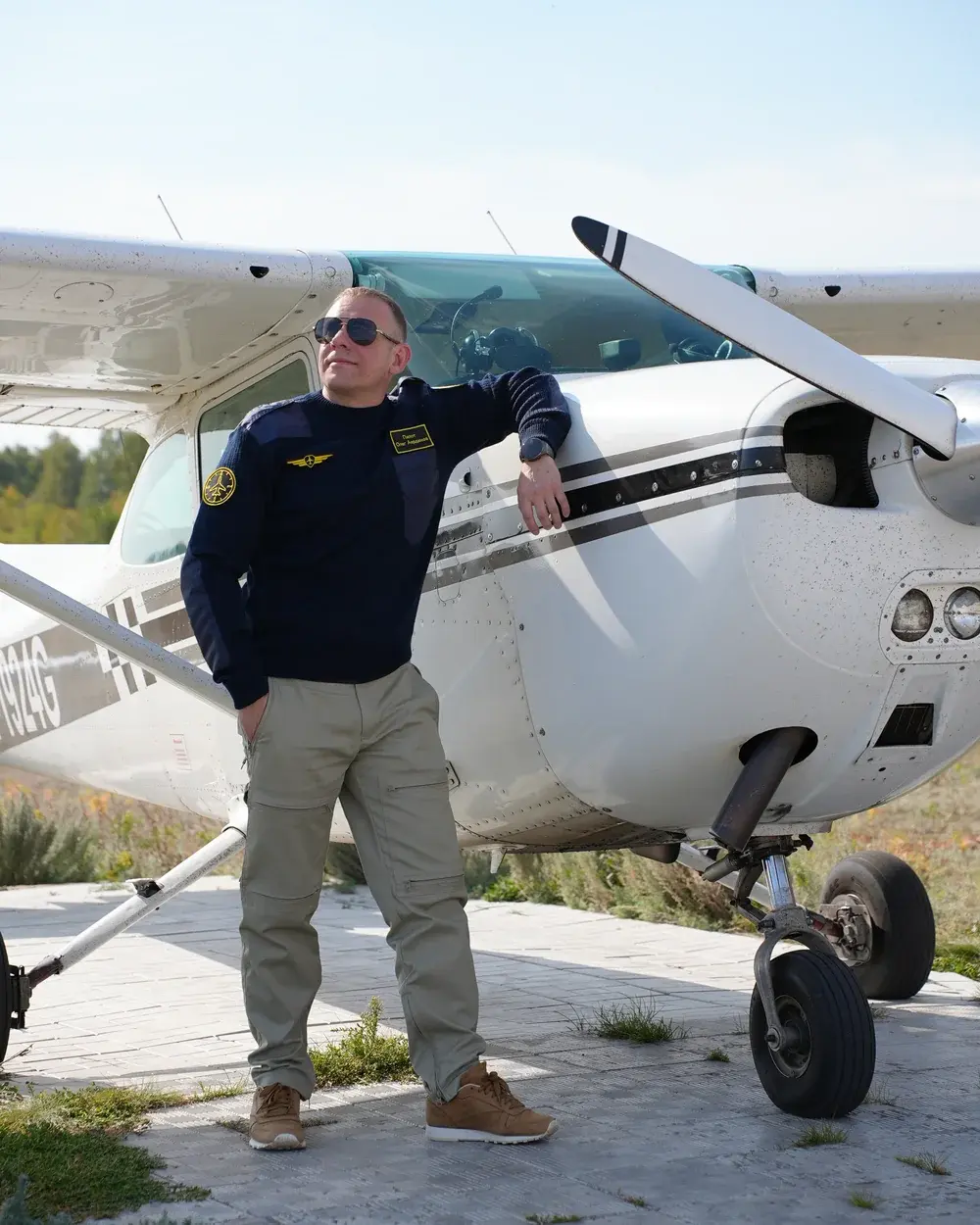 Олег Аердинов у своего самолёта Cessna