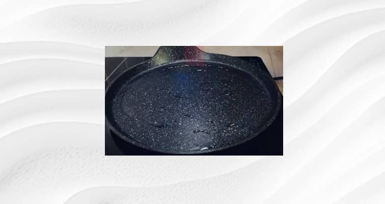 Приготовление рулета из омлета с сыром и кабачком: шаг 5